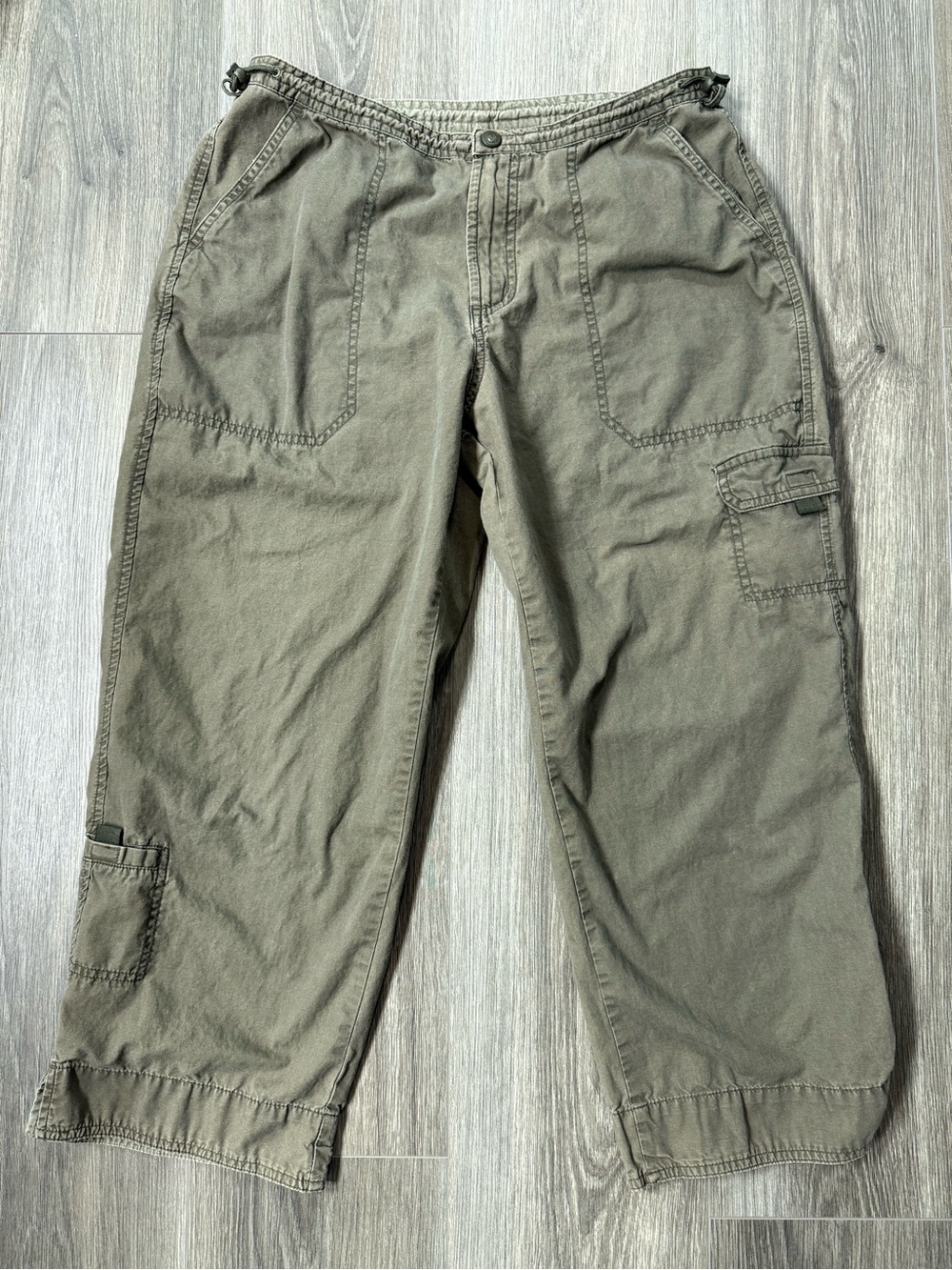 Columbia Women’s Khaki Tan Capri Pants Medium Adjustable Waist Cargo Hiking
